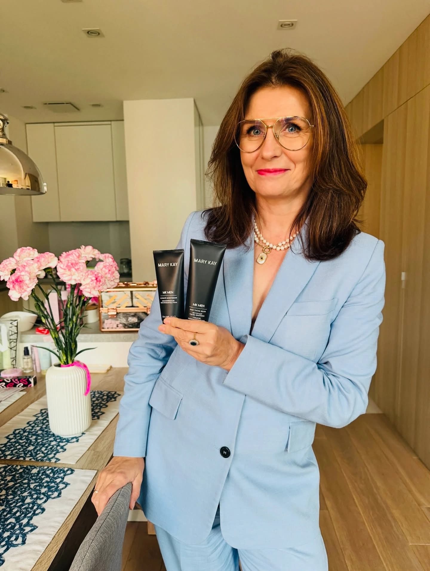 Agnieszka Luzarska z produktami Mary Kay